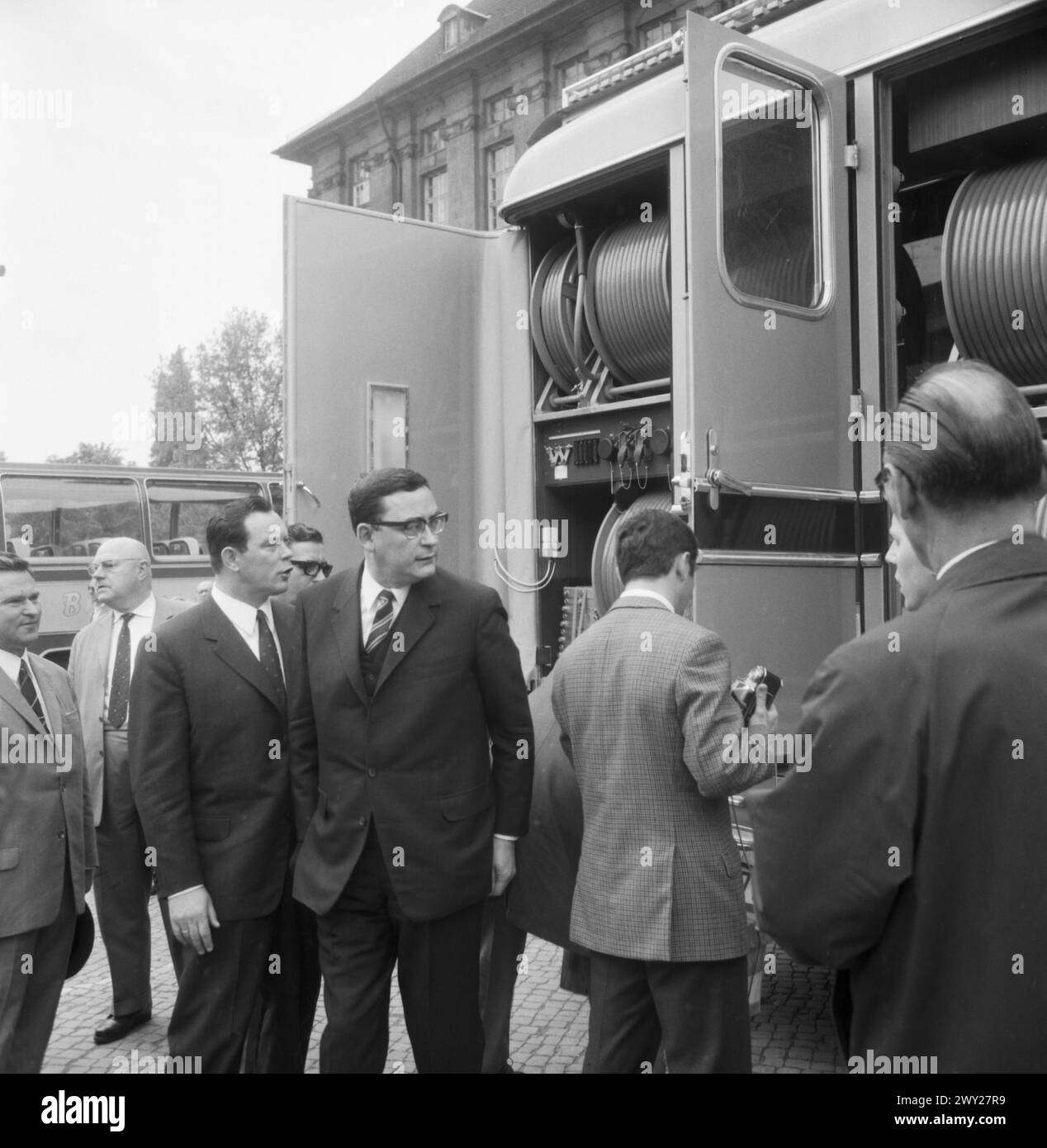 Regierender Bürgermeister von West-Berlin, Klaus Schütz, und der Intendant des SFB, Franz Barsig, besichtigen den ersten Farbfernseh-Übertragungs-Wagenzug des SFB am Rathaus Schöneberg, Berlino 1969 Foto Stock