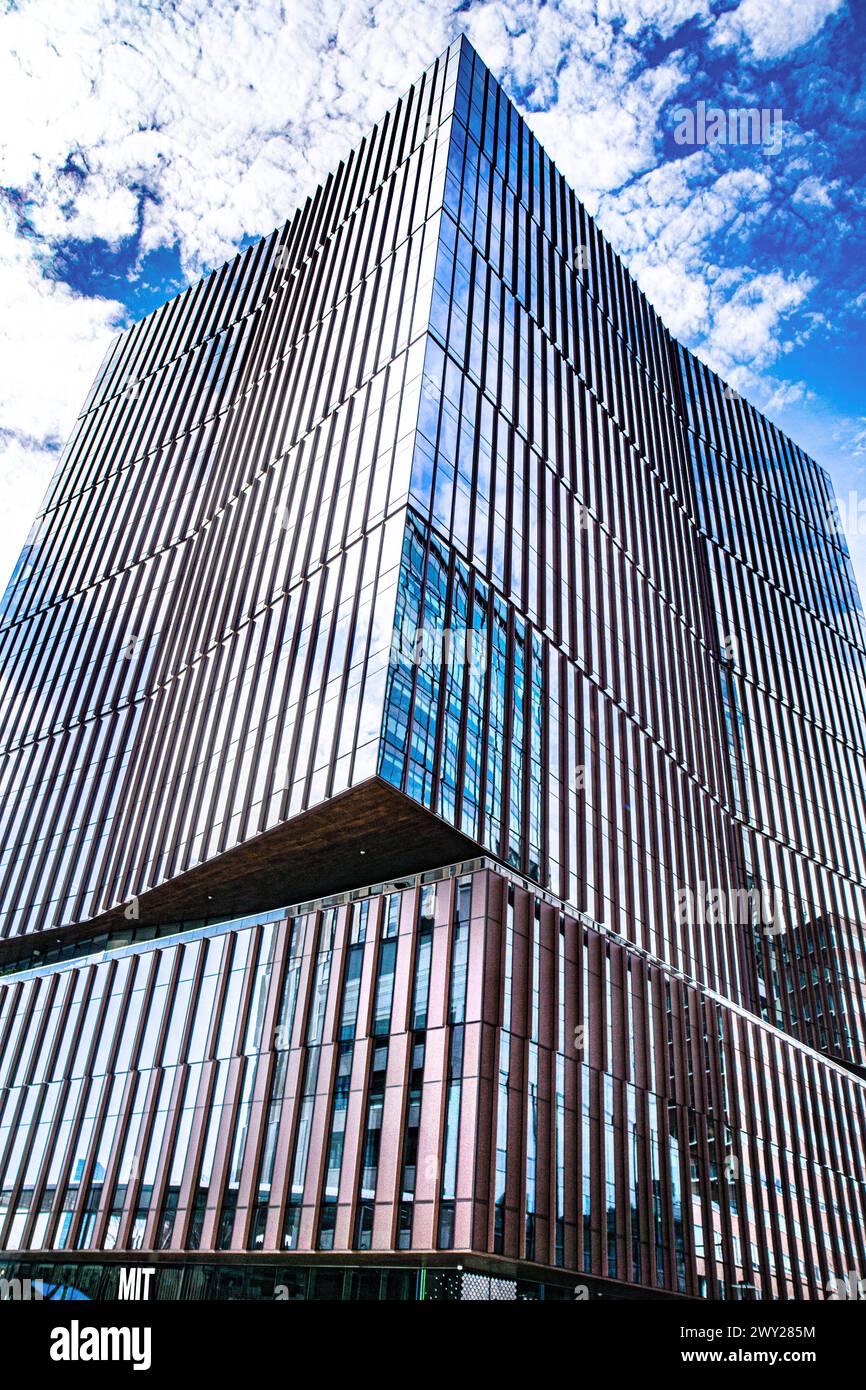 MIT Museum, vista dall'esterno ad angolo basso, Cambridge, Massachusetts, Stati Uniti Foto Stock