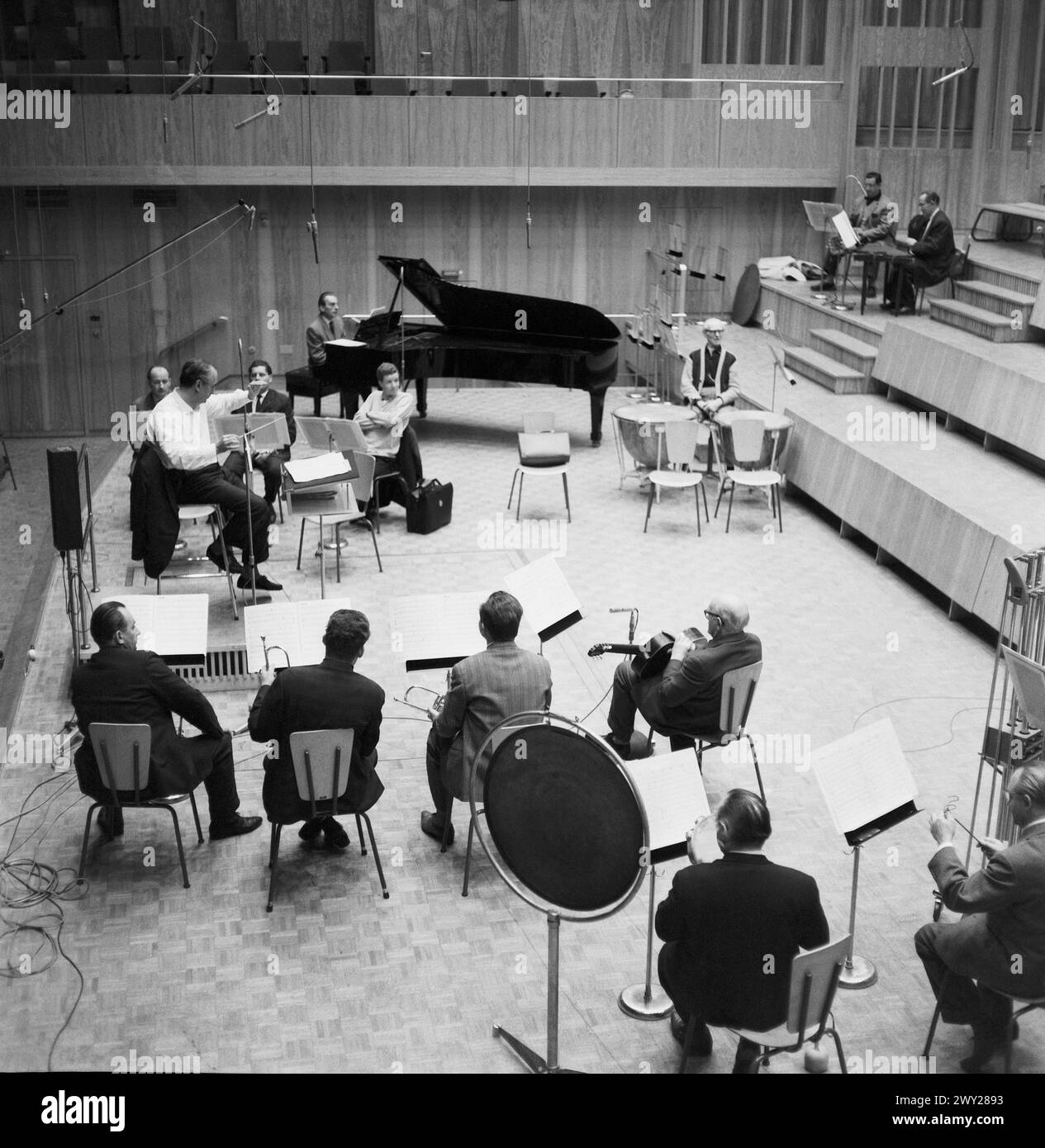 Dirigent Ljumbomir Romanski mit Solisten des radio-Symphonie-Orchesters im stereo-Studio des SFB, Berlino 1963. Zu beachten ist die Sitzordnung, welche für stereophonische Sendungen wichtig ist. Foto Stock