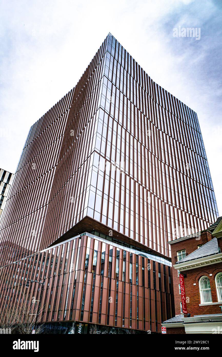 MIT Museum, vista dall'esterno ad angolo basso, Cambridge, Massachusetts, Stati Uniti Foto Stock