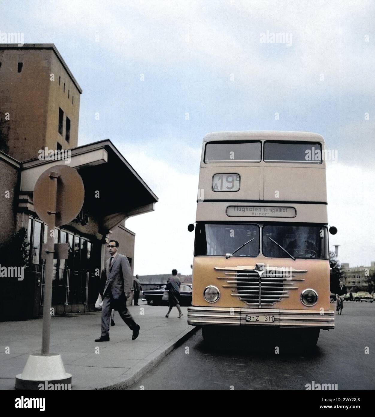 Originale Bildunterschrift: Spezial: Büssing, Braunschweig Büssing-Busse am Flughafen Tempelhof Linie 19, Deutschland Berlin 1962. Foto Stock