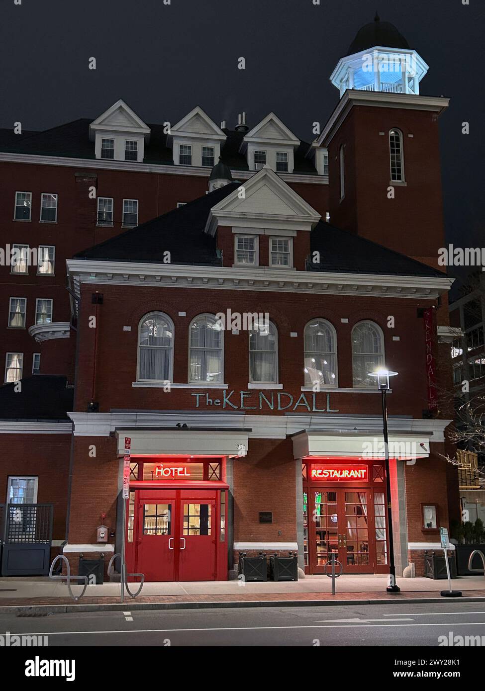 The Kendall Hotel, vista dall'esterno di notte, Cambridge, Massachusetts, USA Foto Stock