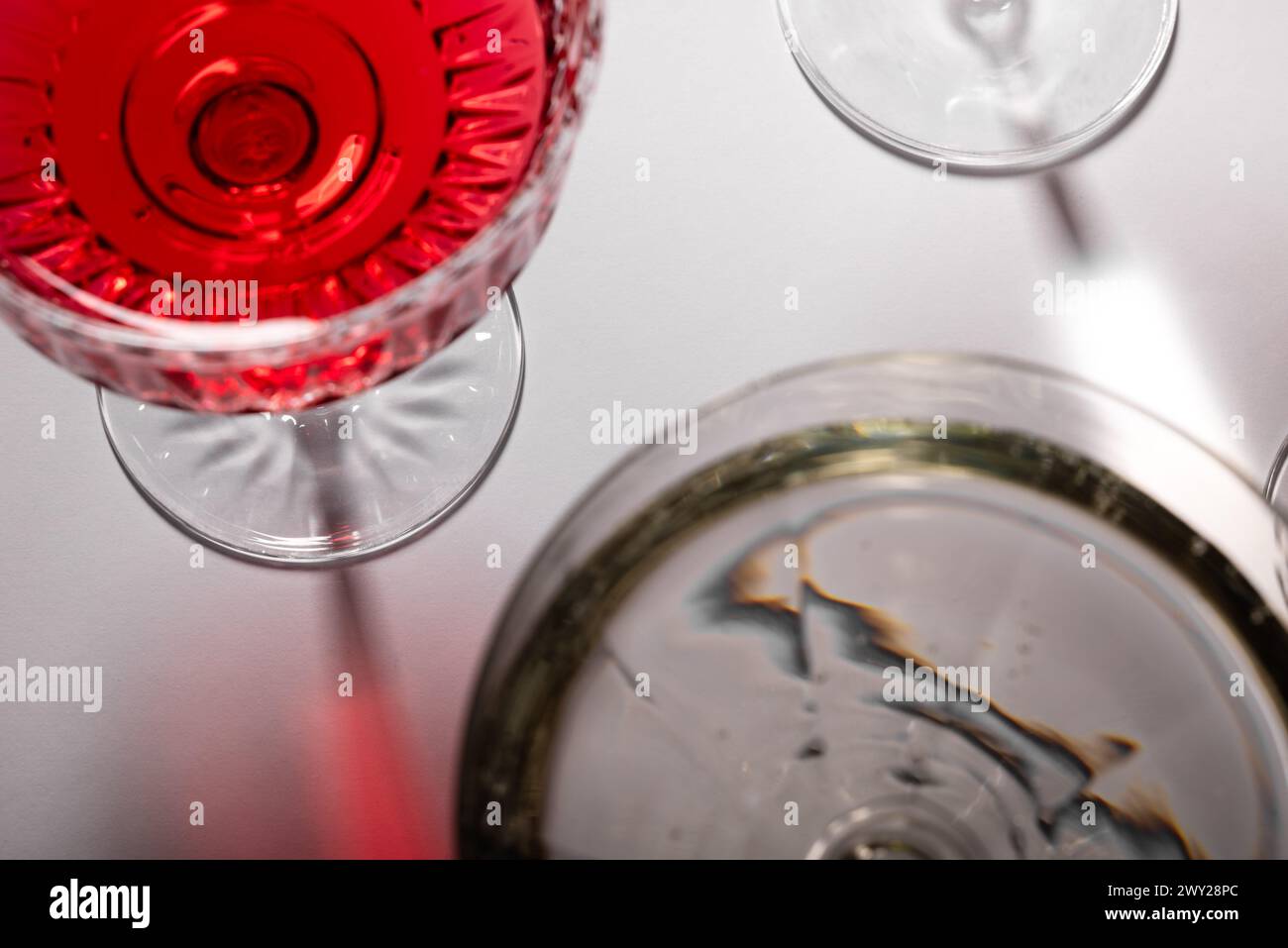 Bevande STILL Life in bicchieri alti, sfondo bianco, bevande rosse e gialle Foto Stock