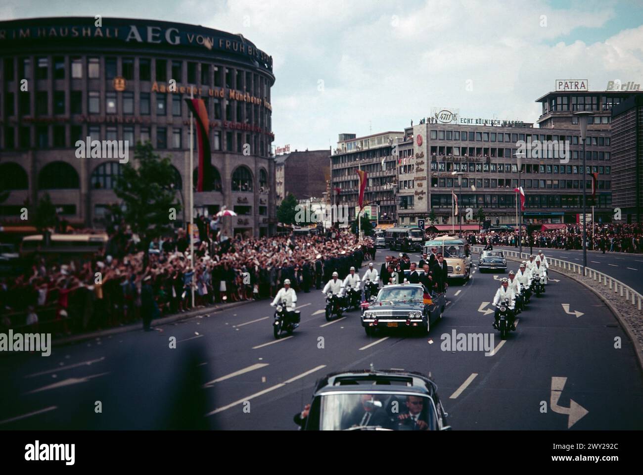 Anlass Besuch John F. Kennedy a Berlino - Sender Freies Berlin SFB - US-Präsident Kennedy passiert mit seiner Kolonne den Breitscheid-Platz inBerlin. Foto vom 'Press Photo Truck', Deutschland 1963. Foto Stock