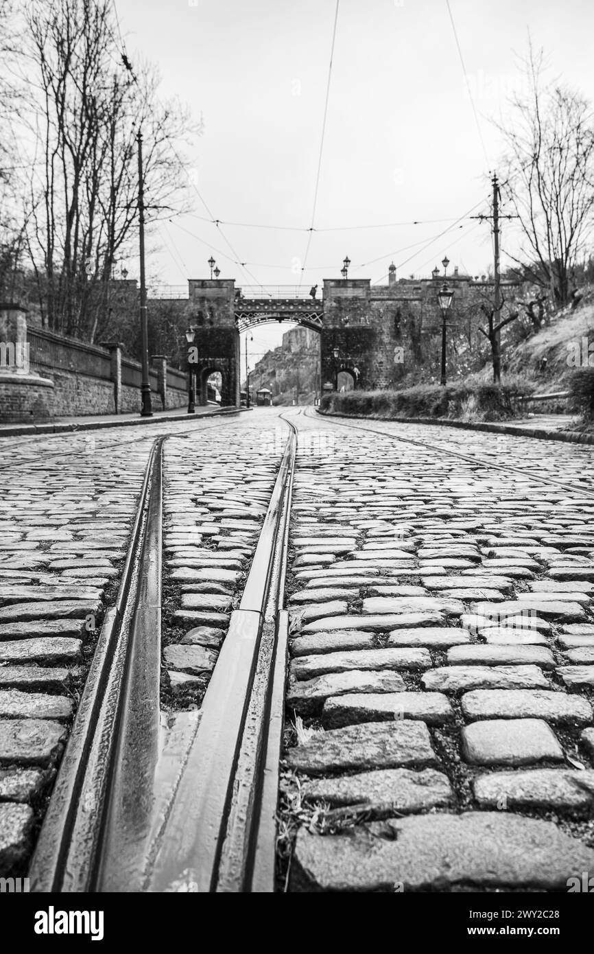I tram attraversano i ciottoli visti al National Tramway Museum vicino a Matlock, Derbyshire, nell'aprile 2024. Foto Stock