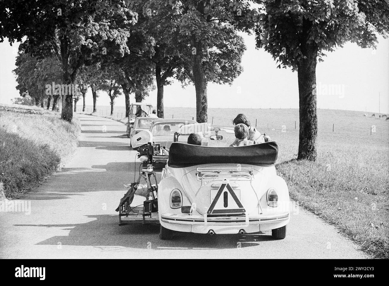 Hurra, Die Schule brennt!, Spielfilm, Deutschland 1969, Regie: Werner Jacobs, Dreharbeiten auf einer Landstrasse im VW Käfer Foto Stock