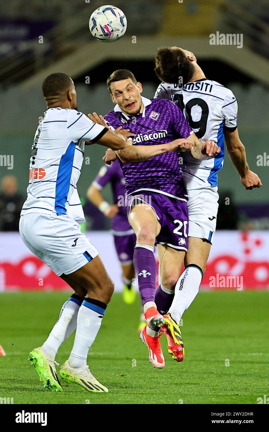 Firenze, Italia. 3 aprile 2024. Isak Hien dell'Atalanta BC, Andrea Belotti dell'ACF Fiorentina amd Berat Djimsiti dell'Atalanta BC dell'Atalanta BC durante la semifinale di calcio di Coppa Italia tra l'ACF Fiorentina e l'Atalanta BC allo stadio Artemio Franchi di Firenze (Italia), 3 aprile 2024. Crediti: Insidefoto di andrea staccioli/Alamy Live News Foto Stock