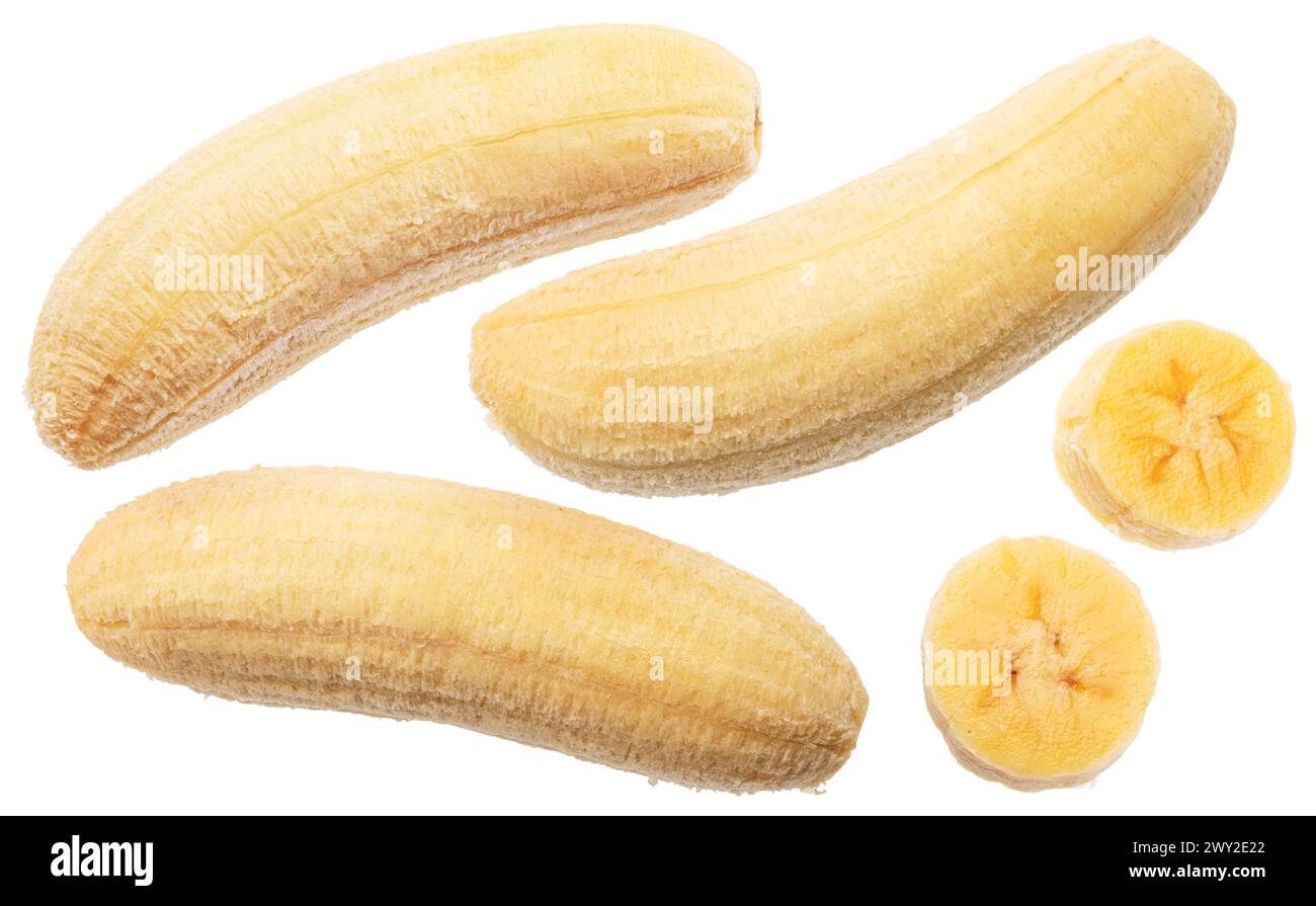 Raccolta di banane e fette di banana sbucciate su sfondo bianco. Il file contiene percorsi di ritaglio. Foto Stock