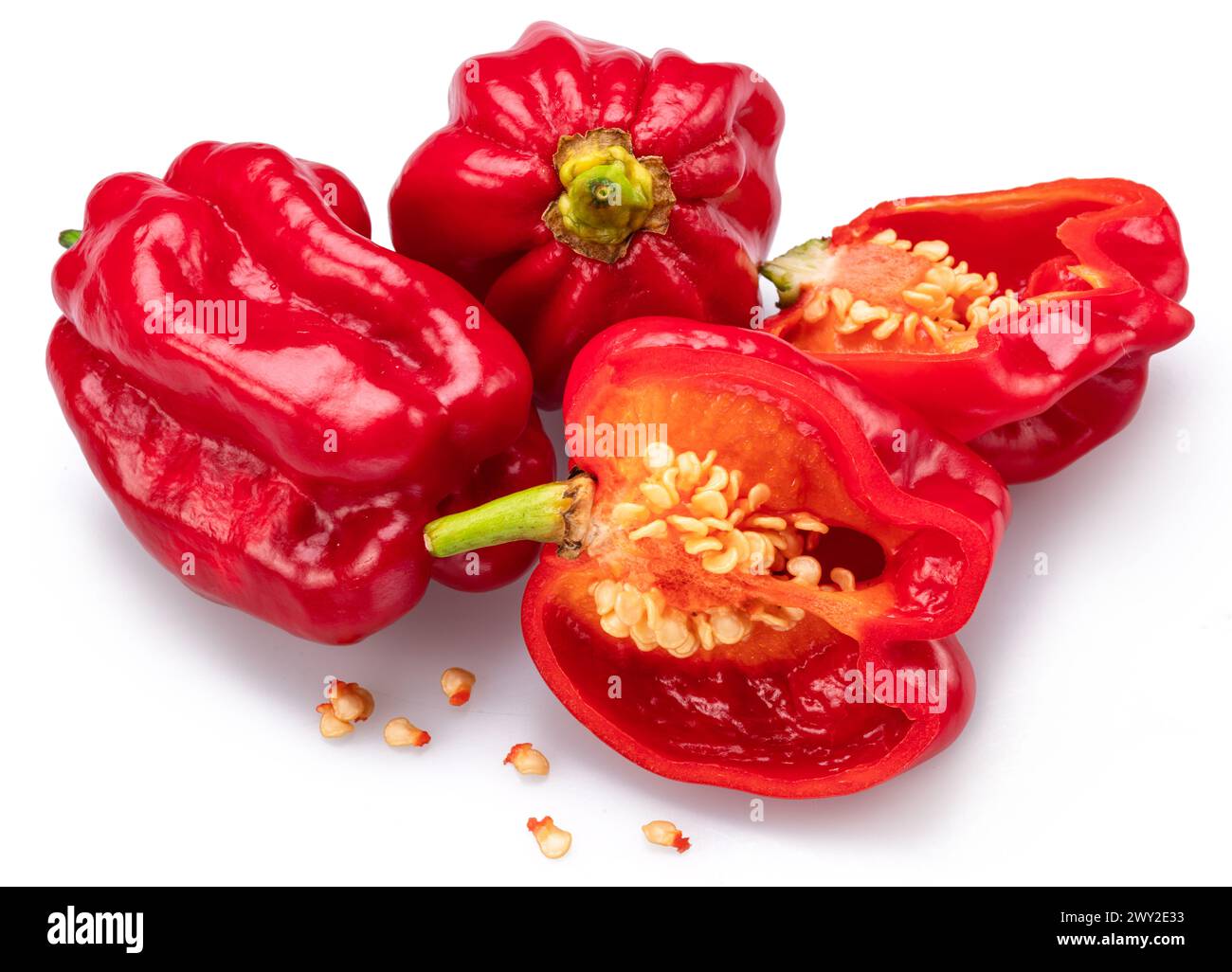 Peperoni habanero rossi e sezione habanero su sfondo bianco. Foto Stock