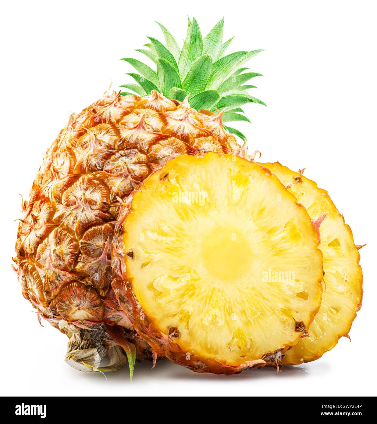Fette di ananas maturo e di ananas isolate su sfondo bianco. Il file contiene il percorso di ritaglio. Foto Stock