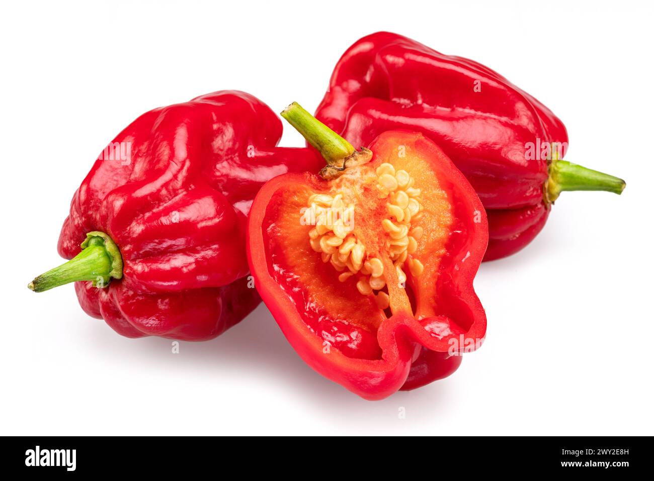 Pepe habanero rosso e sezione habanero su sfondo bianco. Foto Stock
