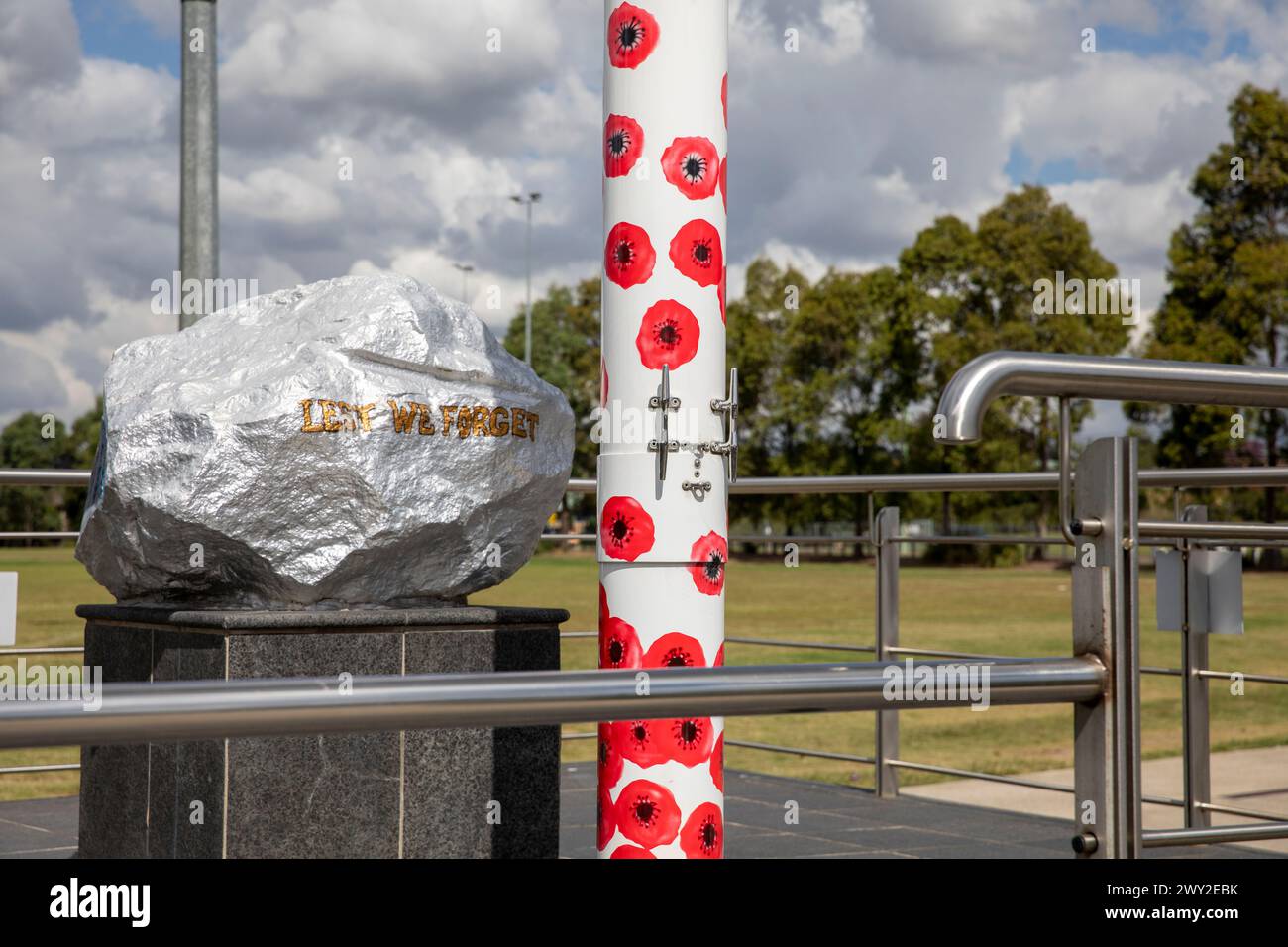 Memoriale di guerra australiano, nel Centenario della riserva di Anzac sul confine del quartiere di Kellyville Castle Hill, con papaveri sul palo e sulla pietra, NSW Foto Stock