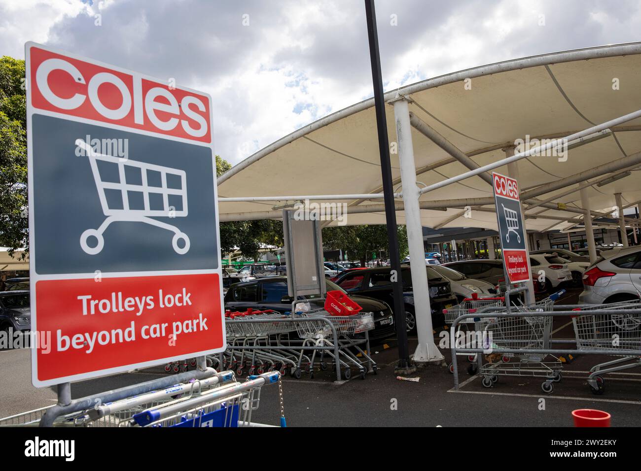Supermercato Coles in Australia, Coles ha implementato la tecnologia per bloccare le ruote dei carrelli dei supermercati se lasciano il parcheggio per ridurre i furti Foto Stock