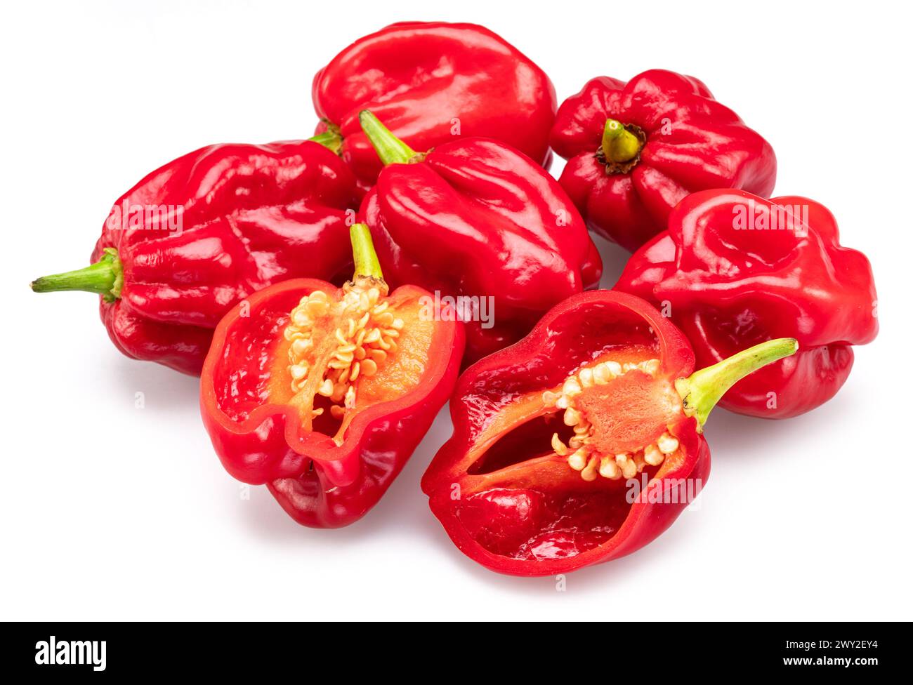 Peperoni habanero rossi e sezione habanero su sfondo bianco. Foto Stock