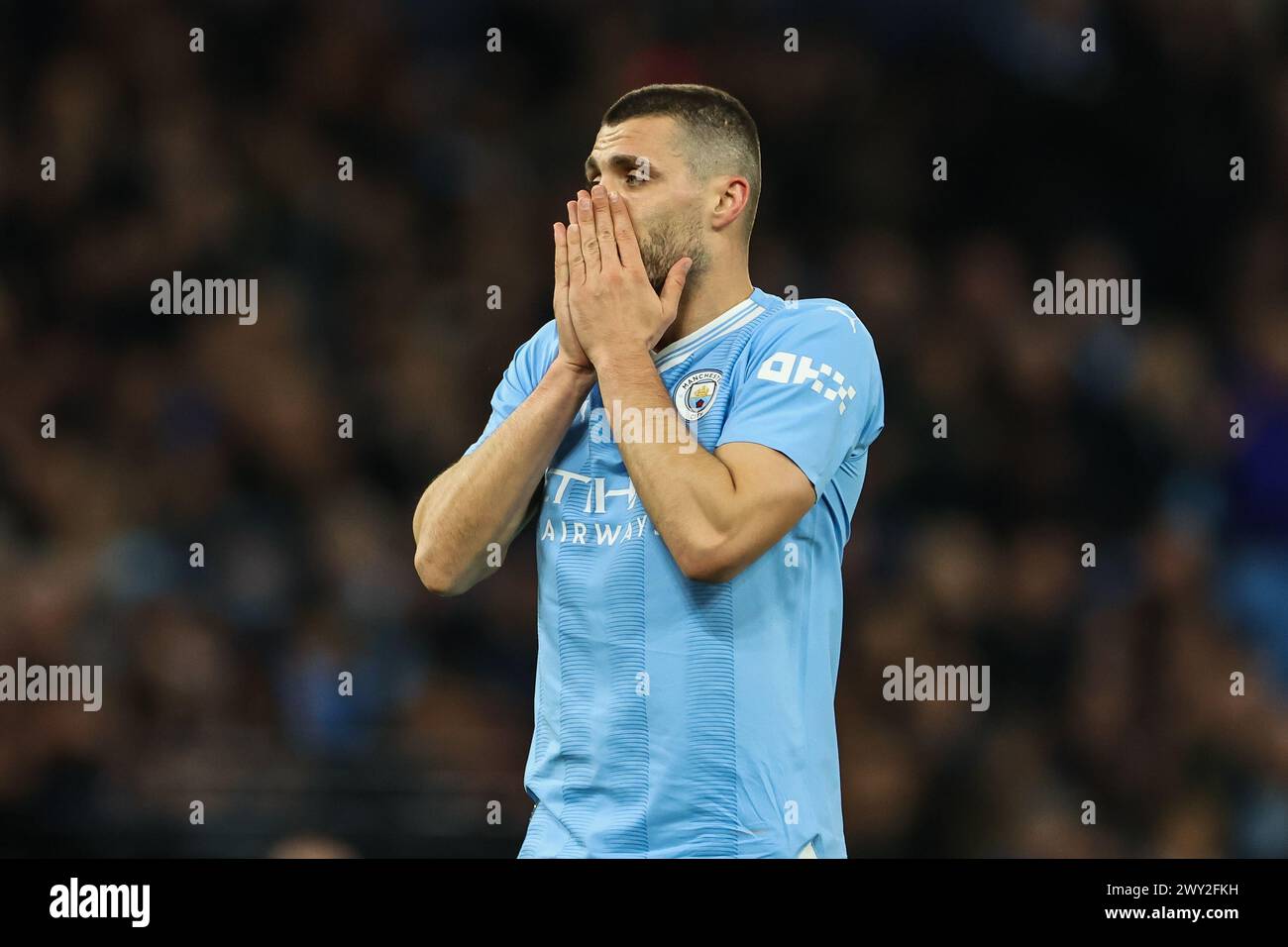 Mateo Kovačić di Manchester City durante la partita di Premier League Manchester City vs Aston Villa all'Etihad Stadium, Manchester, Regno Unito, 3 aprile 2024 (foto di Mark Cosgrove/News Images) Foto Stock