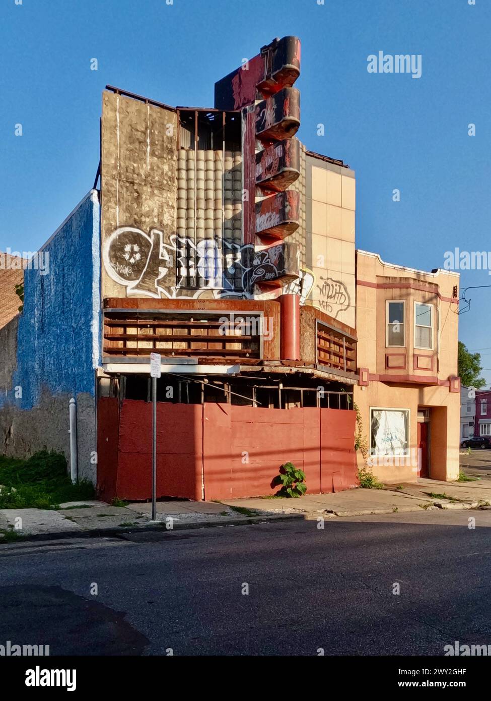 La facciata decadente dell'ex Tioga Theater, un tempo importante sala jazz, sulla North 17th Street nel quartiere Tioga di Philadelphia. Foto Stock