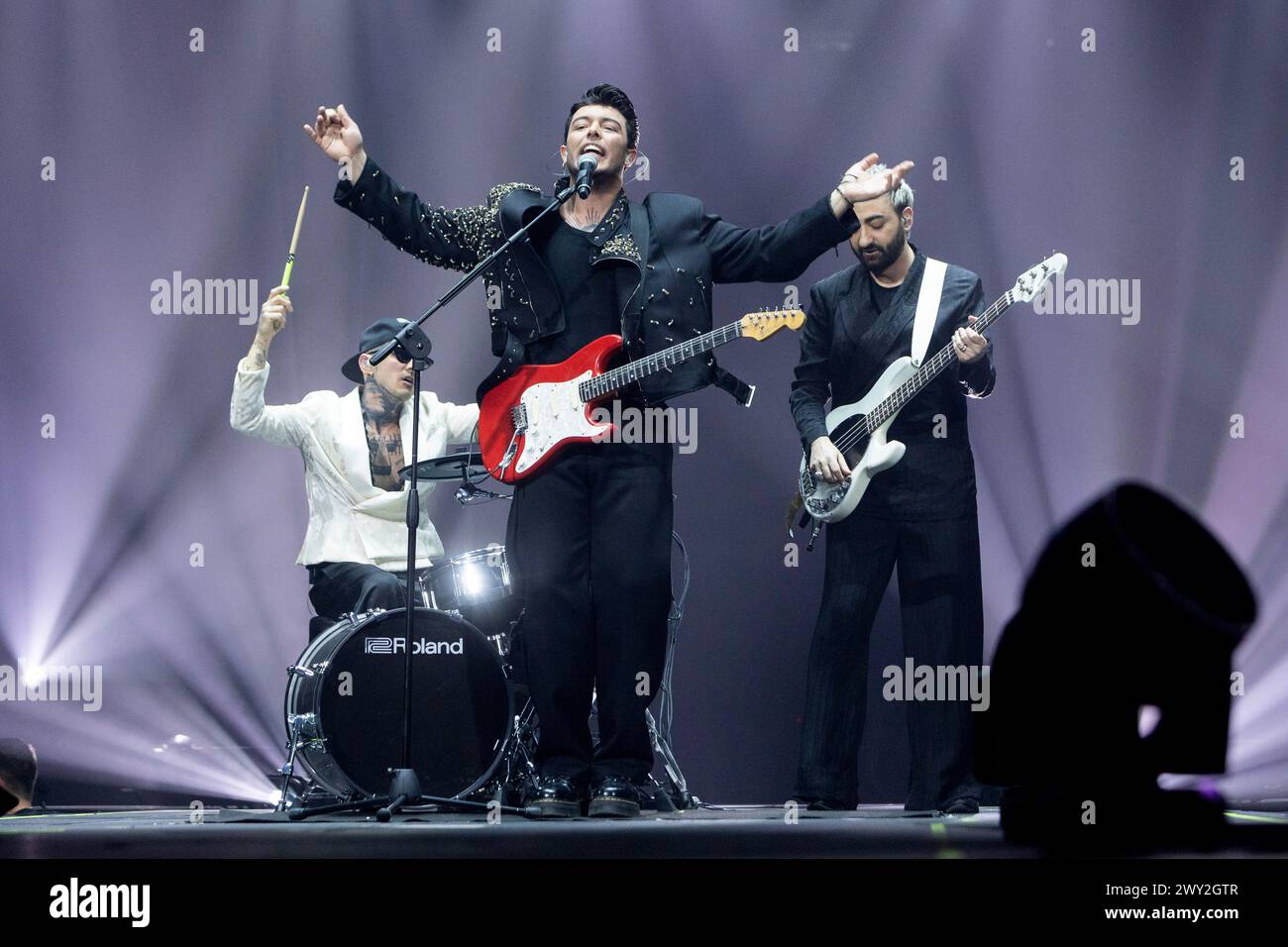 Milano, Italia, il 3 aprile 2024, (L-R) Alex Fiordispino, Stash, Dario Iaculli dei Kolors si esibisce dal vivo in concerto al Forum di Milano, Italia, il 3 aprile 2024 Foto Stock