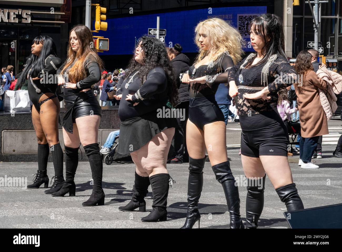 I ballerini sono stati girati per aVideo, Times Square, NYC, 2024, USA Foto Stock