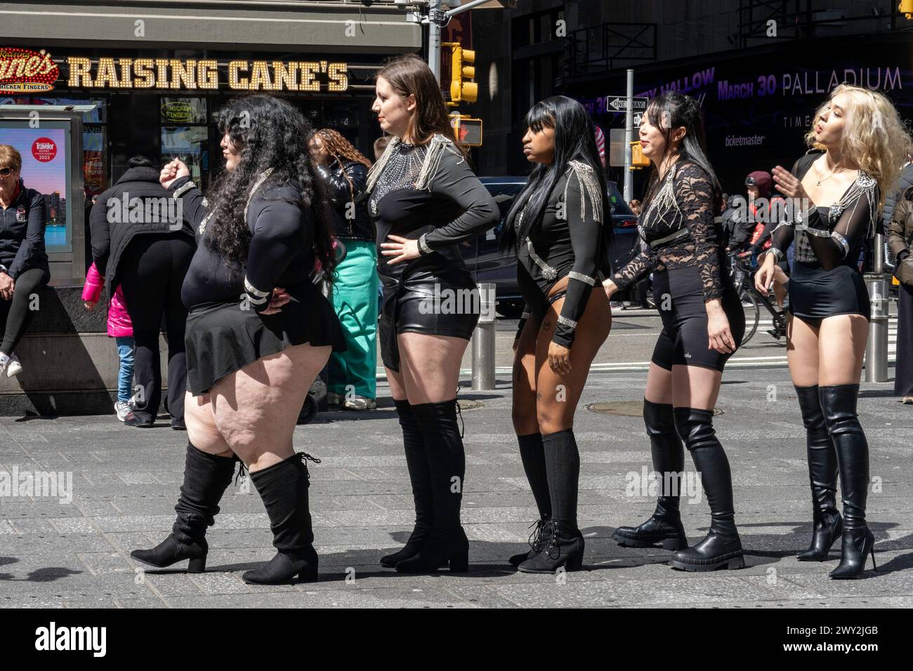 I ballerini sono stati girati per aVideo, Times Square, NYC, 2024, USA Foto Stock