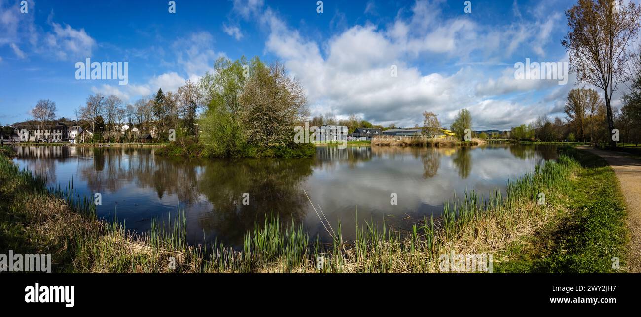 Vue panoramique printanière du plan d'eau et centre aquatique Foto Stock