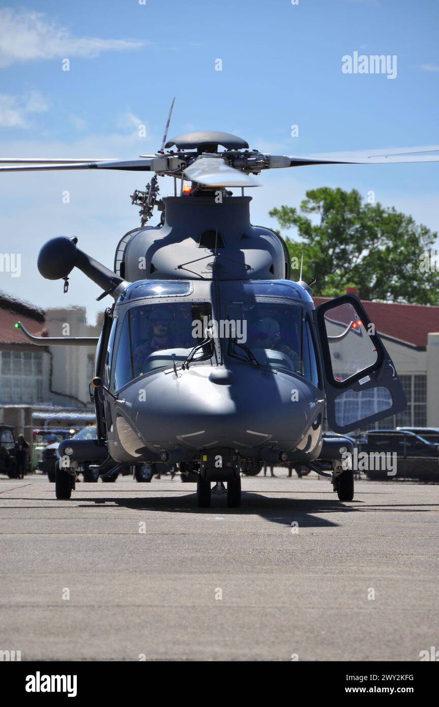 Il primo MH-139A Grey Wolf Helicopter del 908th Airlift Wing è parcheggiato sulla linea di volo il 3 aprile 2024 presso la Maxwell Air Force base, Alabama. L'arrivo dell'elicottero rappresenta un passo importante nella transizione dell'ala da una missione di trasporto aereo tattico a diventare l'unità di addestramento formale per il Lupo Grigio. (Foto U.S. Air Force di Bradley J. Clark) Foto Stock