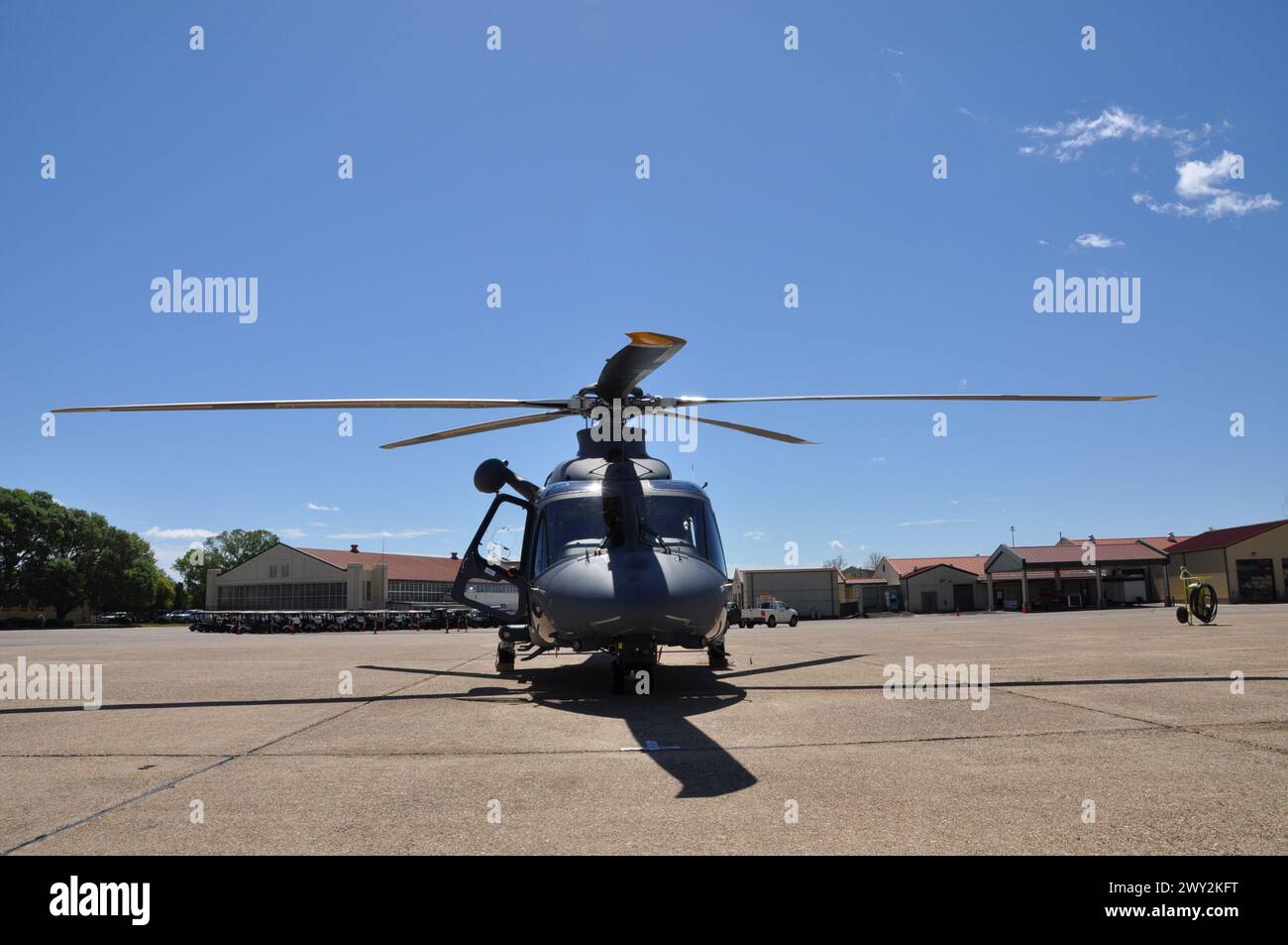 Il primo MH-139A Grey Wolf Helicopter del 908th Airlift Wing arrivò alla Maxwell Air Force base, Alabama. 3 aprile 2024. L'arrivo dell'elicottero rappresenta un passo importante nella transizione dell'ala da una missione di trasporto aereo tattico a diventare l'unità di addestramento formale per il Lupo Grigio. (Foto U.S. Air Force di Bradley J. Clark) Foto Stock