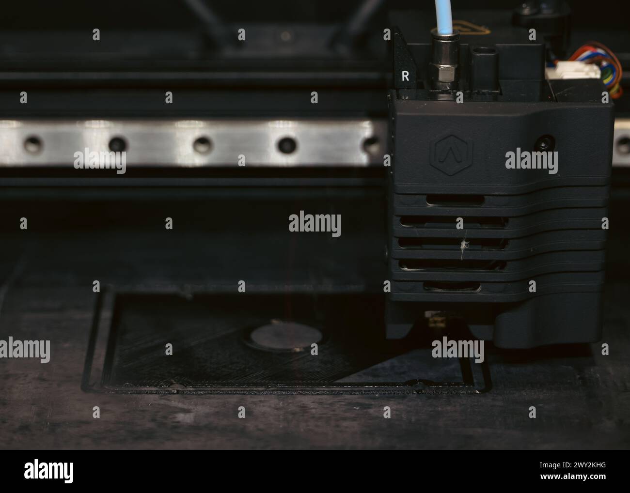 Una stampante 3D Raise3D E2 IDEX funziona su una parte prodotta a Fort Irwin, California, 12 marzo 2024. Il corpo dei Marines degli Stati Uniti e l'esercito britannico condividevano le loro competenze in parti fabbricate avanzate e lavorarono insieme per perfezionare il deposito NATO per l'uso congiunto. Questo scambio consente a entrambe le parti di migliorare le proprie pratiche e consentire l'interoperabilità dei file digitali in tutti i militari della NATO. (Foto del corpo dei Marines degli Stati Uniti del Cpl. Casandra Lamas) Foto Stock