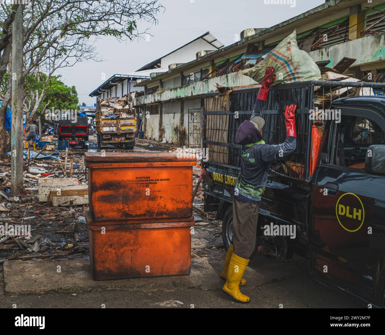 Balikpapan, Indonesia - 15 marzo 2024. ci sono molti rifiuti sparsi in giro Foto Stock