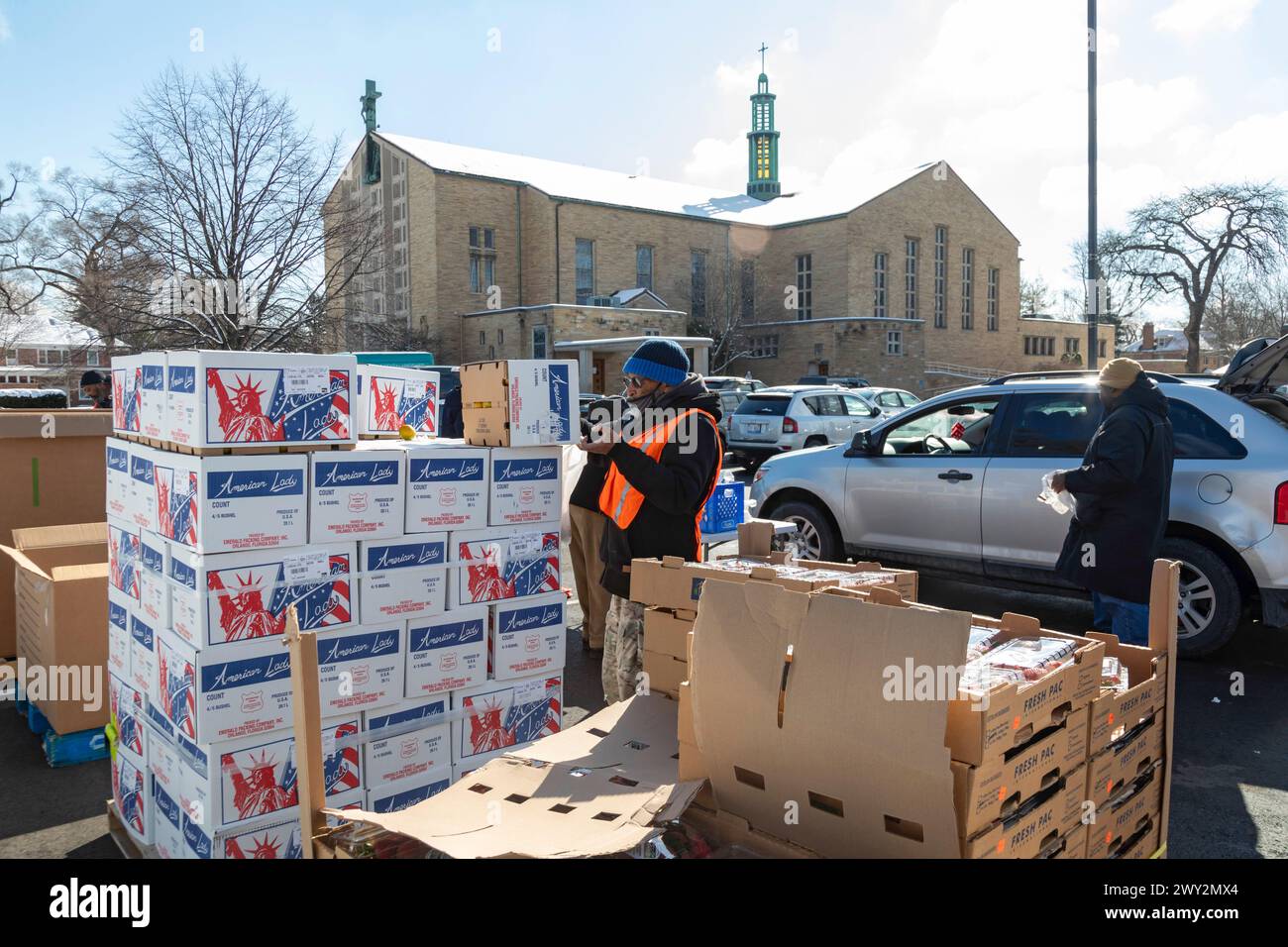 Detroit, Michigan - il cibo gratuito viene distribuito alle persone che partecipano a una fiera della salute della comunità. Foto Stock