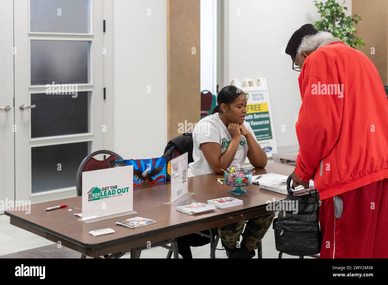 Detroit, Michigan - Una donna spiega il piano della città di sostituire tutte le linee di servizio idrico principali in una fiera sanitaria della comunità. Foto Stock