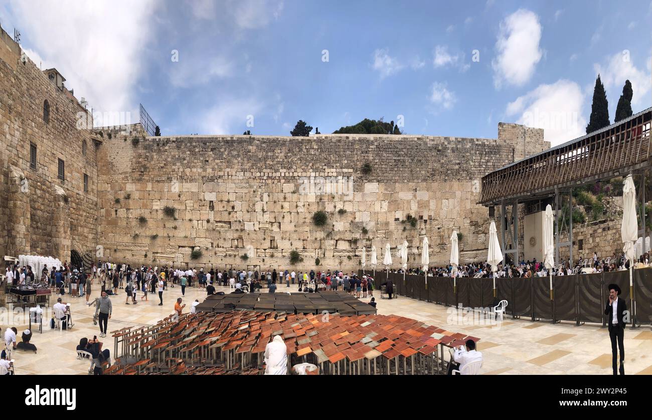 Gerusalemme, Israele - 19 maggio 2023: I fedeli ebrei pregano al muro del pianto a Gerusalemme, Israele. Foto Stock