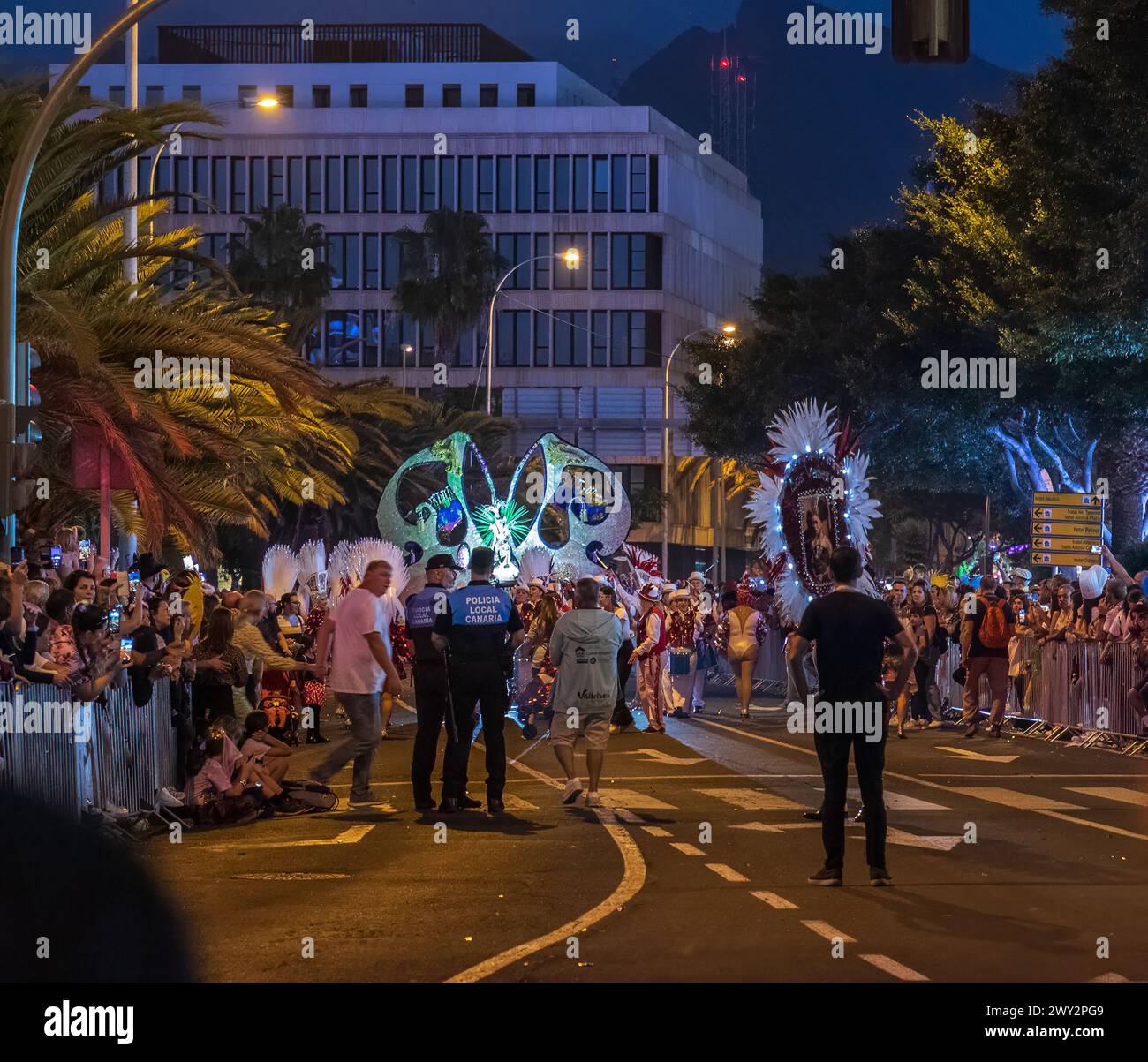 SANTA CRUZ DE TENERIFE, SPAGNA - 13 FEBBRAIO 2024: La parata di coso, Cavalcada - lungo l'Avenida de Anaga, fine ufficiale del Carnevale. Fantastica vigilia calda Foto Stock