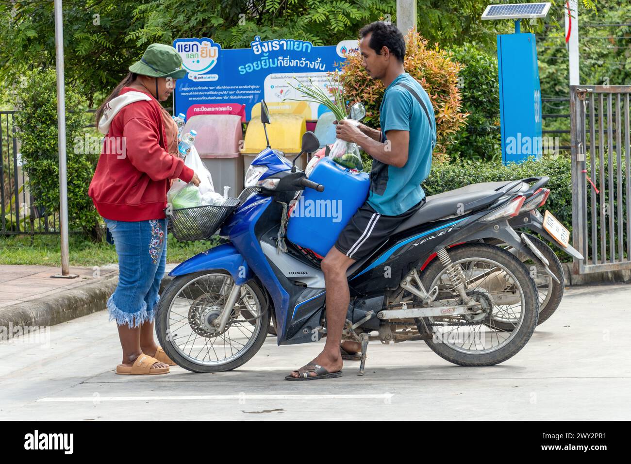 YALA, THAILANDIA, 03 marzo 2024, una coppia sta caricando una moto Foto Stock