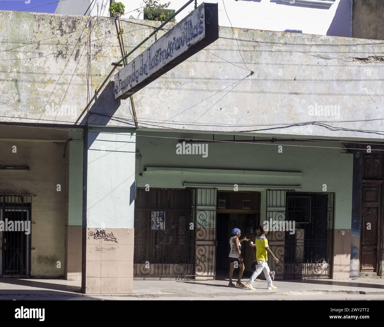 Cartello Mundo de Maravillas. Popolo cubano con un vecchio cartello e la facciata del vecchio edificio, l'Avana, Cuba Foto Stock