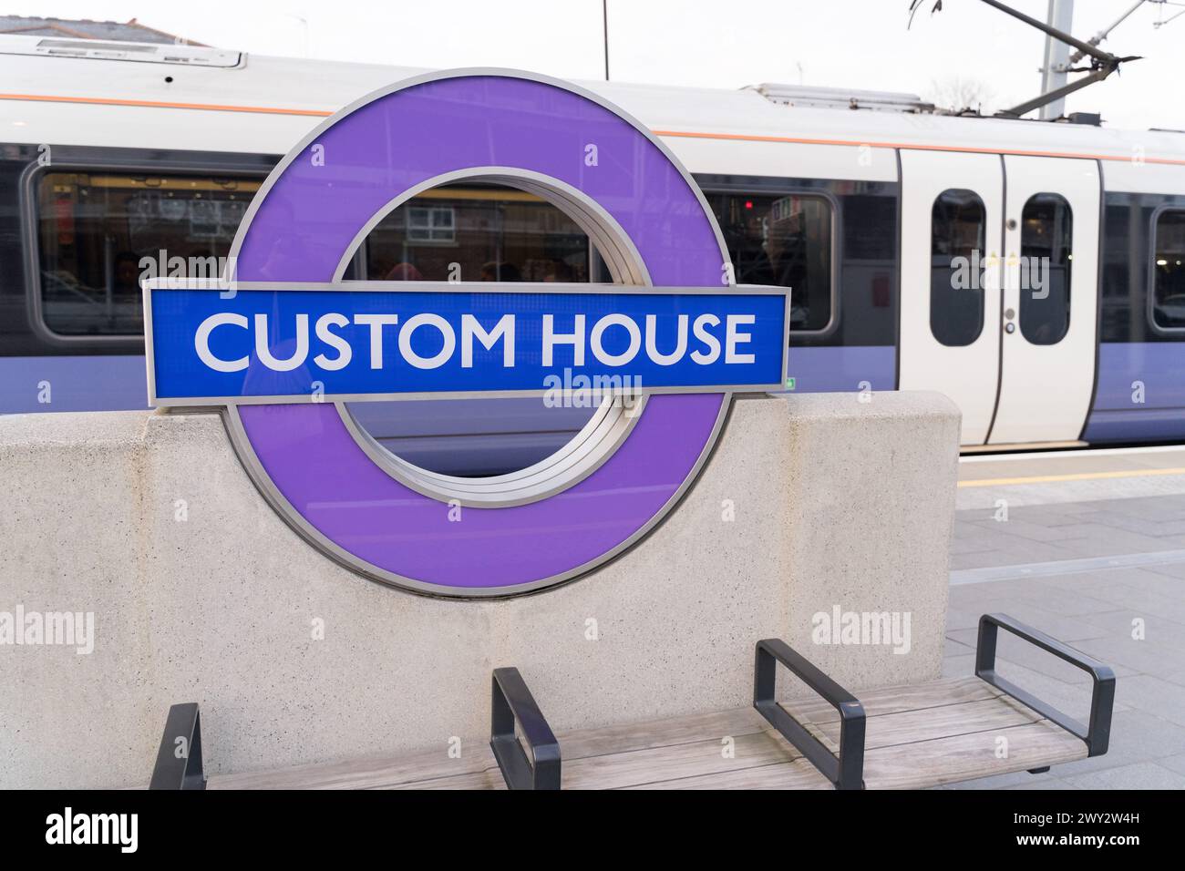 Elizabeth line sta per partire dalla stazione della metropolitana di Custom House con il logo della rotonda TFL su Planform, Londra Inghilterra Foto Stock