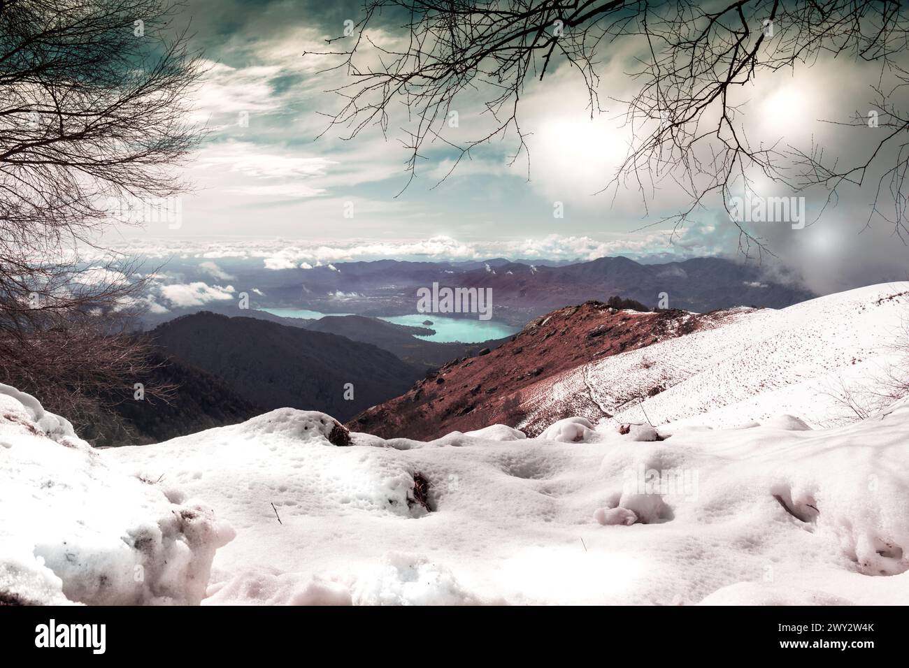 Suggestiva vista dal monte Mottarone in inverno, con il lago d'Orta e le montagne innevate. Piemonte - Italia. Foto Stock