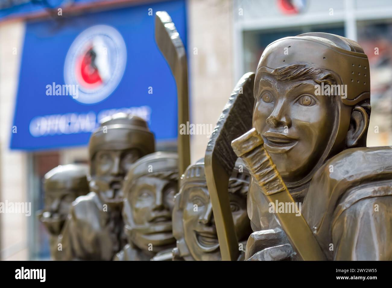 Dettaglio della scultura all'esterno della Hockey Hall of Fame, Toronto, Canada Foto Stock