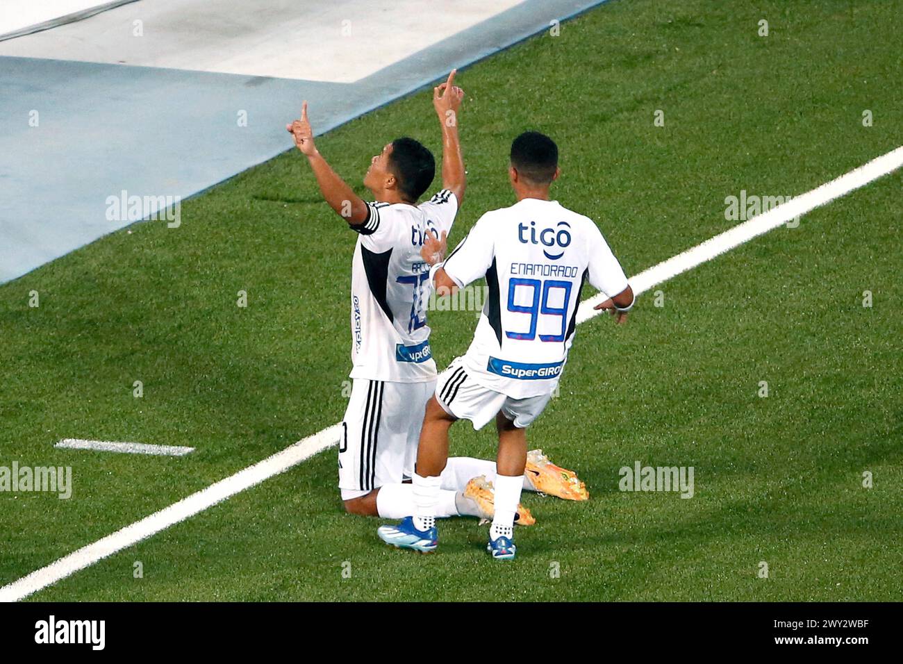 Rio de Janeiro, Brasile. 3 aprile 2024. Carlos Bacca del Junior Barranquilla, festeggia dopo aver segnato il terzo gol della sua squadra con Jose Enamorado durante la partita tra Botafogo e Junior Barranquilla per il primo turno del gruppo D della Copa Libertadores 2024, allo Stadio Nilton Santos, a Rio de Janeiro, Brasile il 3 aprile. Foto: Nadine Freitas/DiaEsportivo/Alamy Live News crediti: DiaEsportivo/Alamy Live News Foto Stock