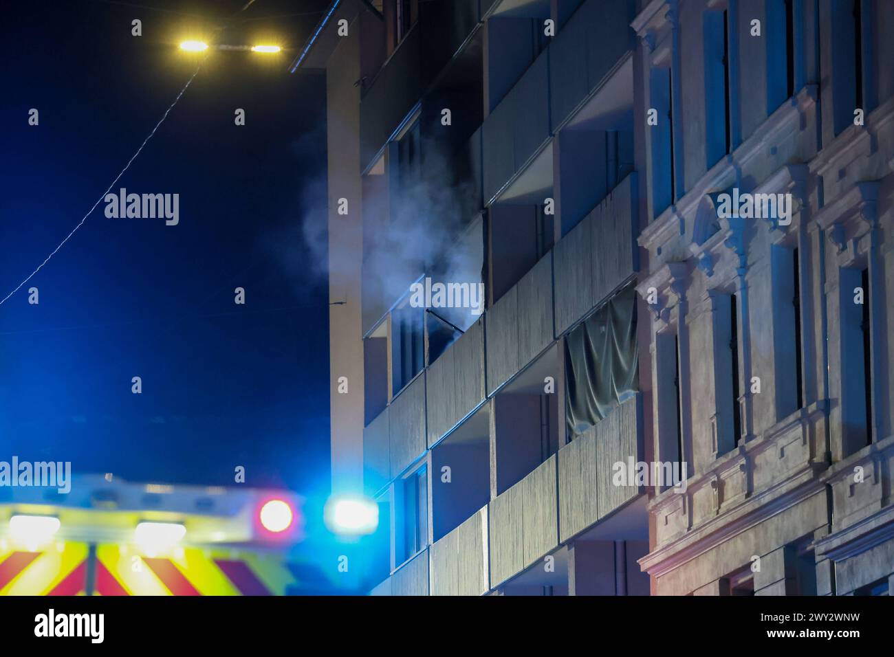 Ausgedehnter Wohnungsbrand in Wuppertal-Wichlinghausen am späten Mittwochabend kam es gegen 23 Uhr zu einem ausgedehnten Wohnungsbrand in Wuppertal-Wichlinghausen. ALS die Feuerwehr eintraf schlugen die Flammen bereits meterhoch aus den Fenstern der Wohnung im 2. Obergeschoss. DAS Übergreifen auf die oberen Etagen stand kurz bevor, mit einem raschen Außenangriff konnten die Flammen zurückgedrückt werden. Mehrere Menschen mussten durch den verrauchten Treppenraum und 5 Menschen über Drehleitern gerettet werden. Der Bewohner der Brandwohnung hatte sich vor dem Eintreffen selbstständig ins Freie Foto Stock