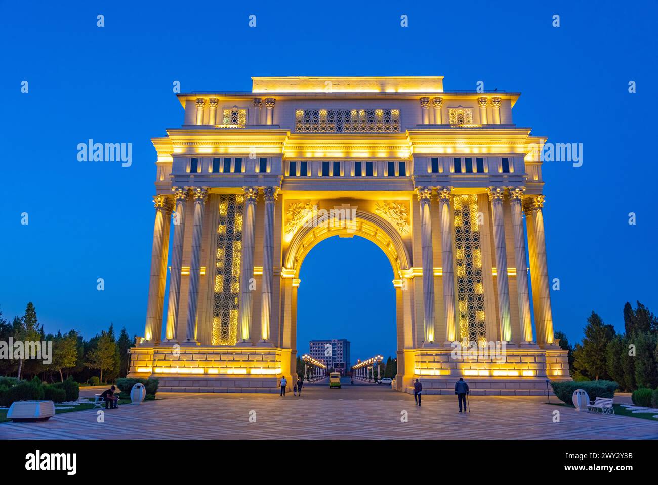 Arco di trionfo al parco Heydar Aliyev a Ganja, Azerbaigian Foto Stock