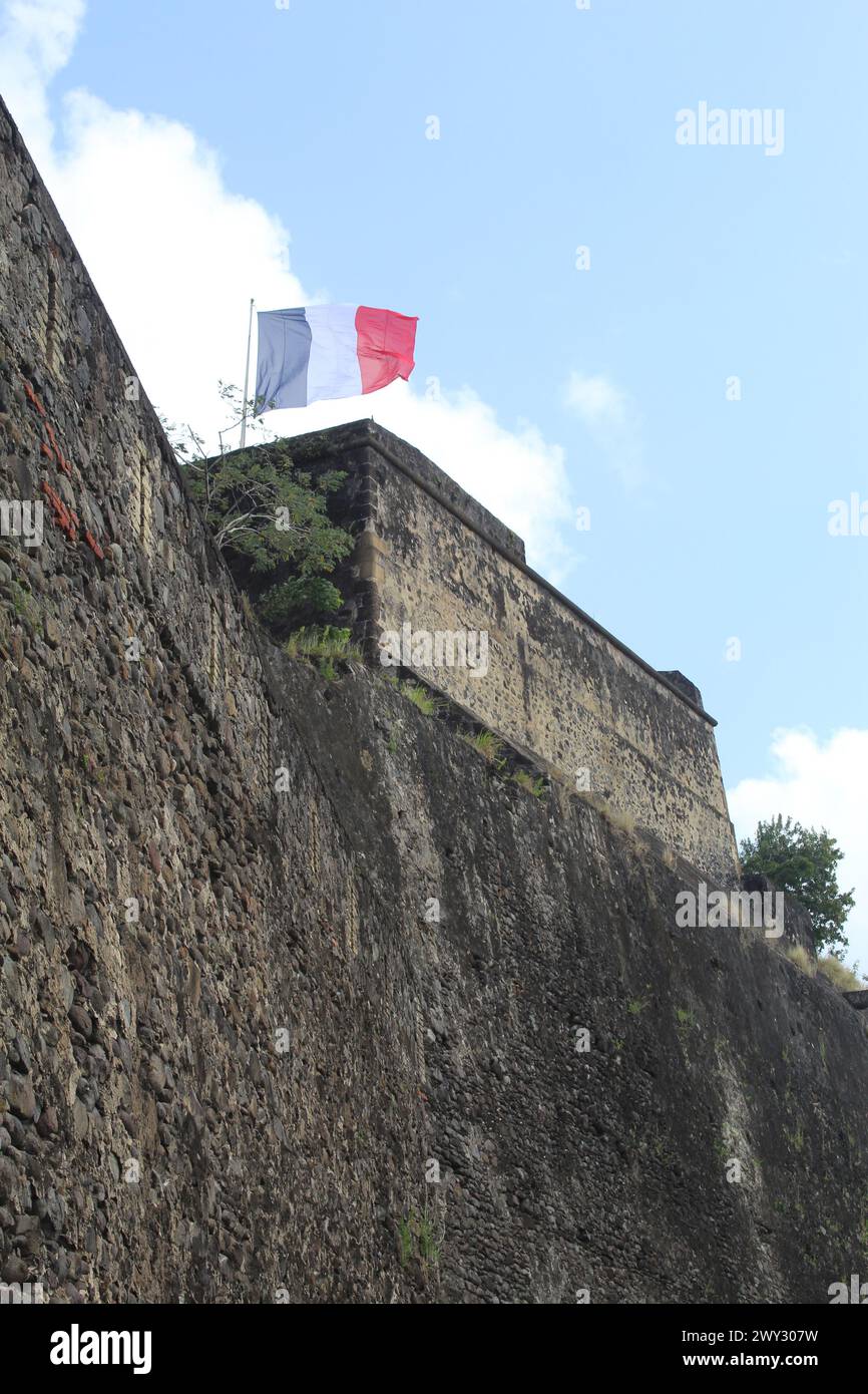 Bandiera tricolore francese che sventola su Fort Saint Louis a Fort-de-France, Martinica Foto Stock