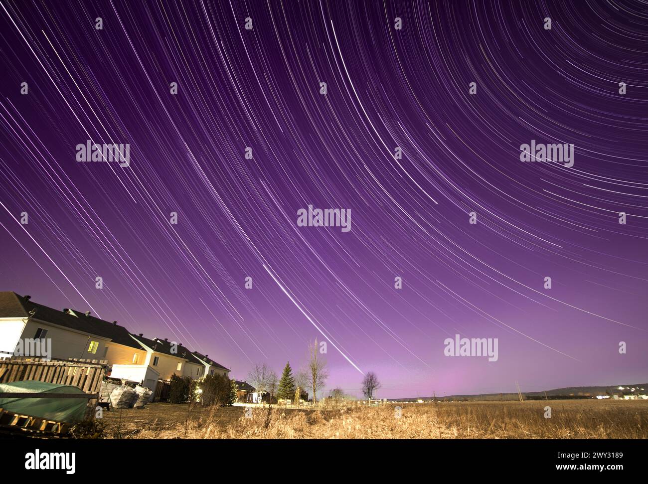 Splendidi percorsi stellari catturati guardando a nord-ovest dal mio cortile. Foto Stock