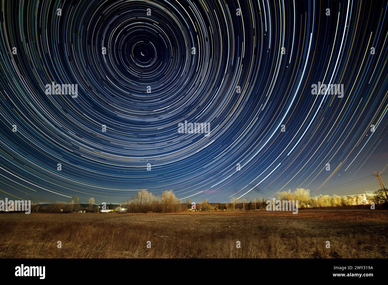 Splendidi percorsi stellari catturati guardando a nord dal mio cortile. Foto Stock