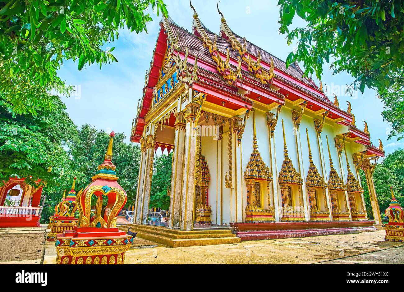 L'Ubosot del Tempio di Wat Suwan Kuha con tetto stanco, tavole da bargeboard con serpenti Naga, cornici ornate, Phang Nga, Thailandia Foto Stock