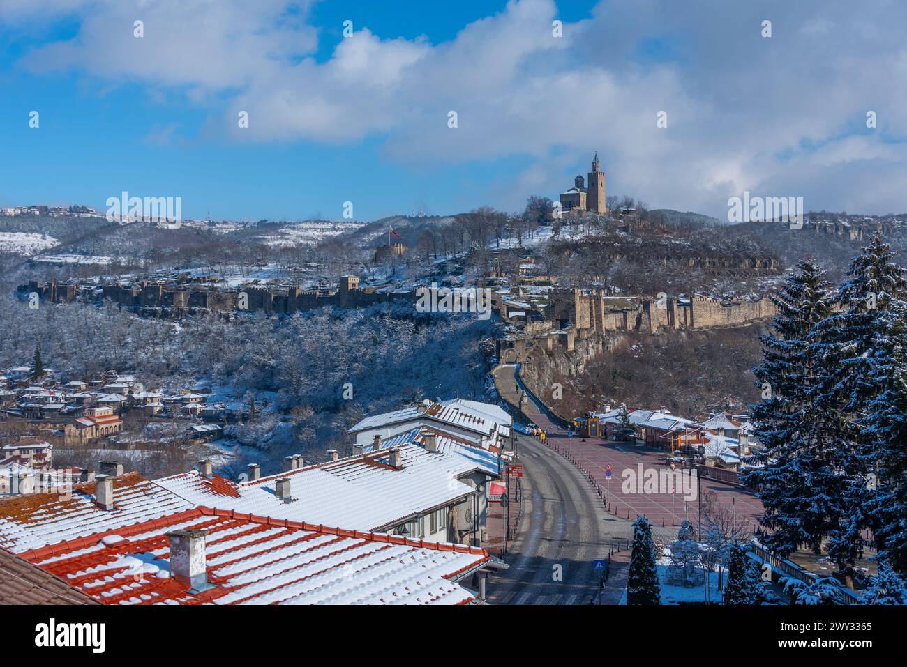 Vista aerea invernale della fortezza degli zareveti a Veliko Tarnovo, Bulgaria Foto Stock