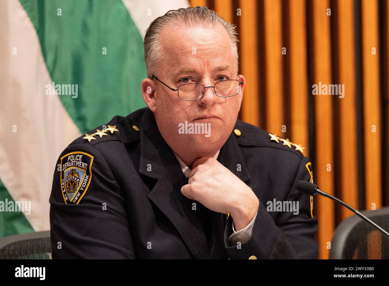 Il capo della pattuglia John Chell partecipa a un briefing con i poliziotti sulle statistiche sul crimine per il mese di marzo e il primo trimestre al One Police Plaza di New York il 3 aprile 2024 Foto Stock