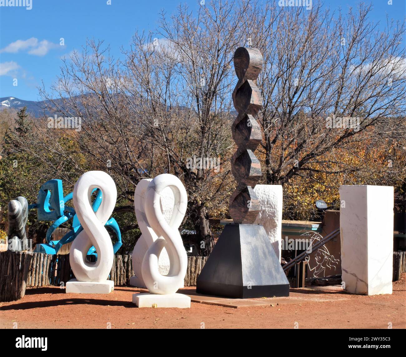 Varie sculture lungo il quartiere artistico di Canyon Road a Santa Fe, New Mexico Foto Stock