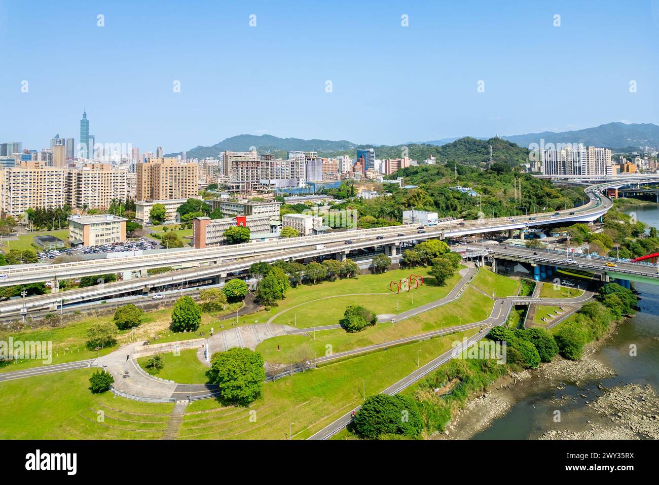 Veduta aerea della citta' di Taipei sul parco lungo il fiume a Taiwan Foto Stock