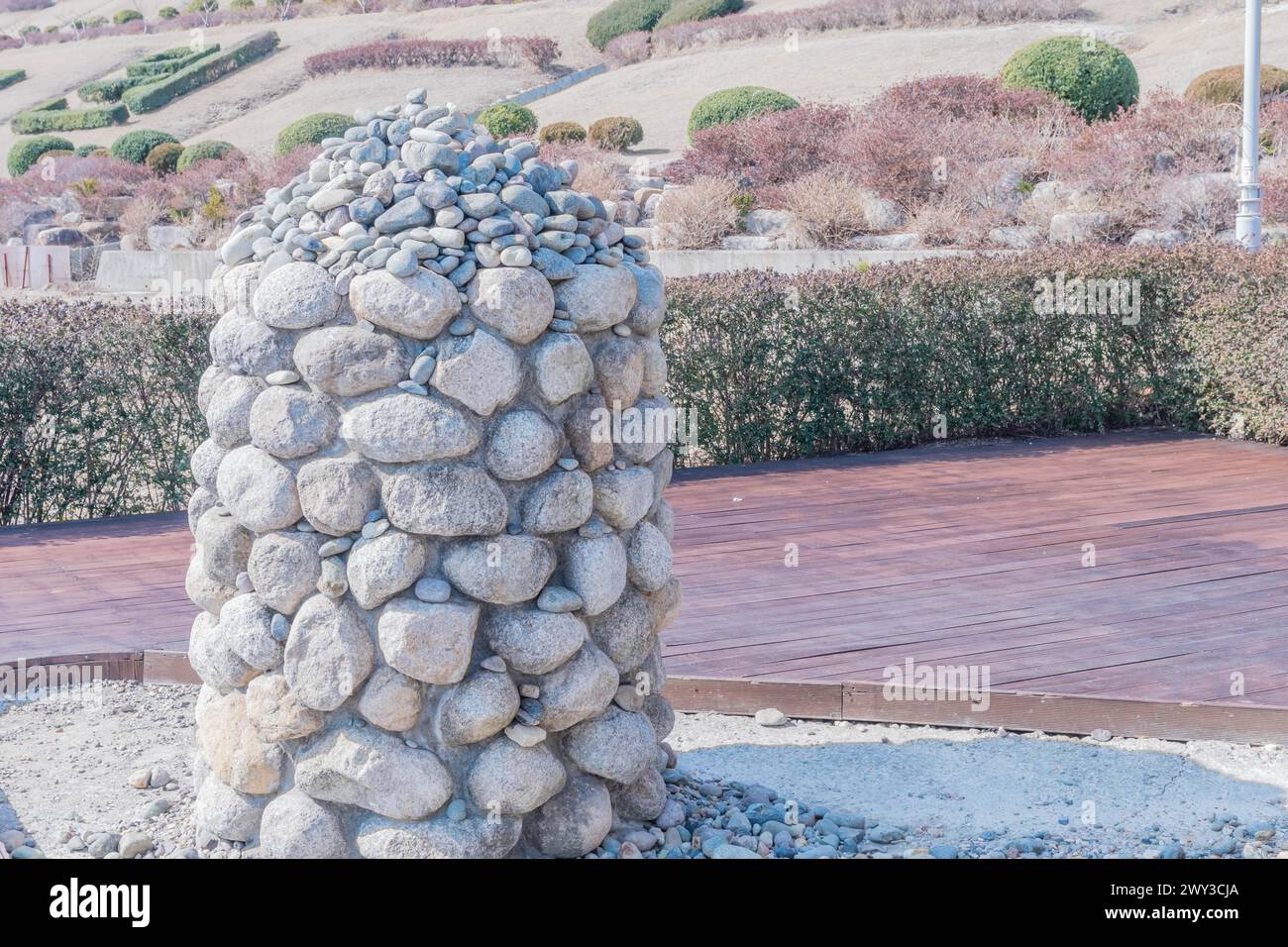 Costruzione in pietra su un ponte di legno contro il cielo limpido, in Corea del Sud Foto Stock