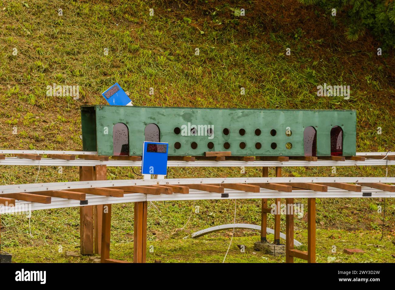 Primo piano di un segmento ferroviario in miniatura con fori circolari e cartelli blu, in Corea del Sud Foto Stock